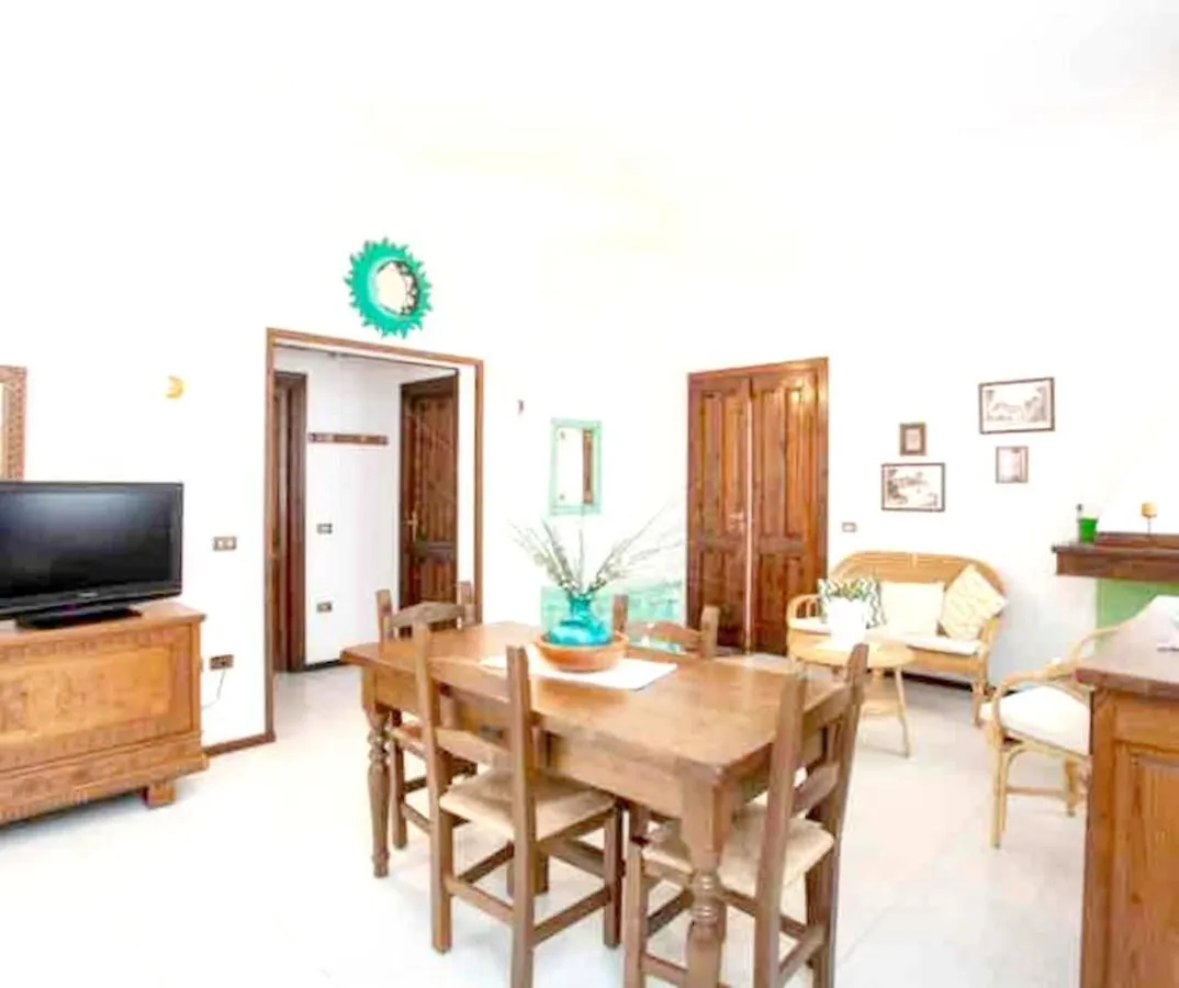 Suaredda City View Apartment: Beach Proximity & Furnished Balcony San Teodoro